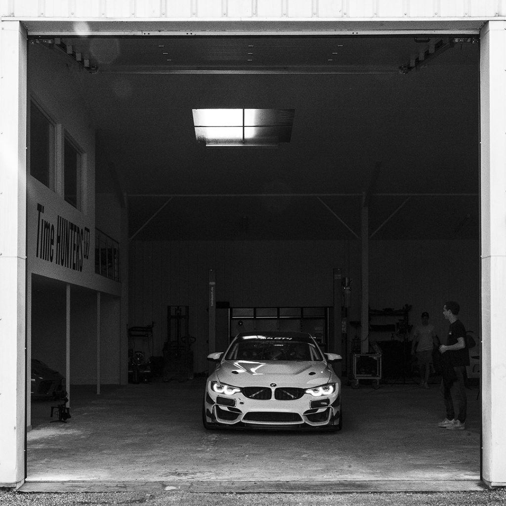 BMW M4 GT4 avec angel eyes dans le garage de time hunters