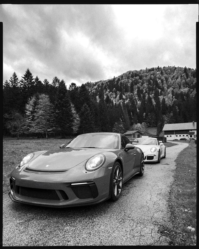 Deux Porsche GT3 dans les vosges. photographie argentique à la chambre