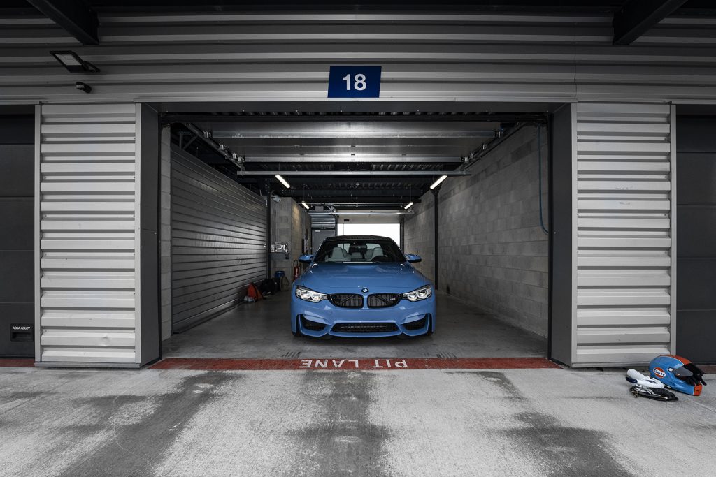 Bmw M3 yas marina pitlane du circuit de Dijon