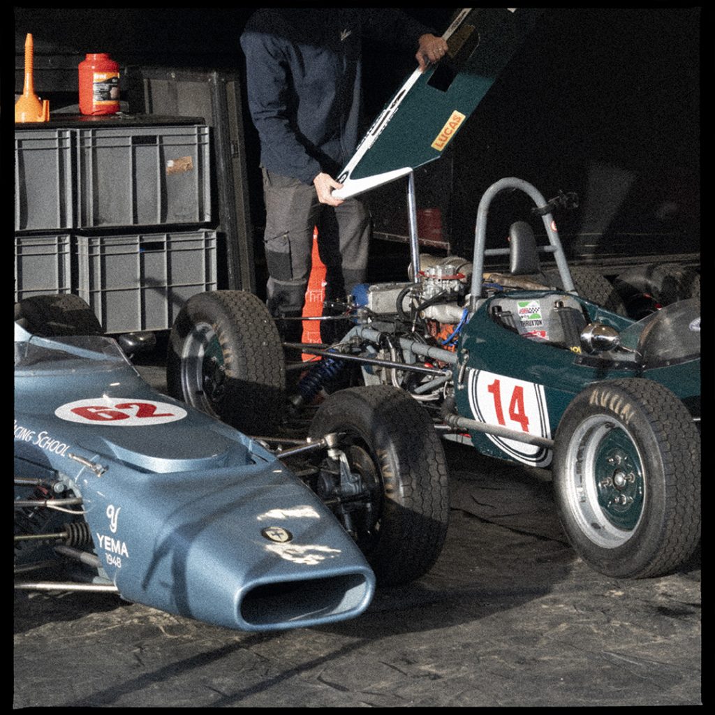 Photographie automobile en argentique sur le circuit de Spa-Francorchamps. réparation des monoplaces