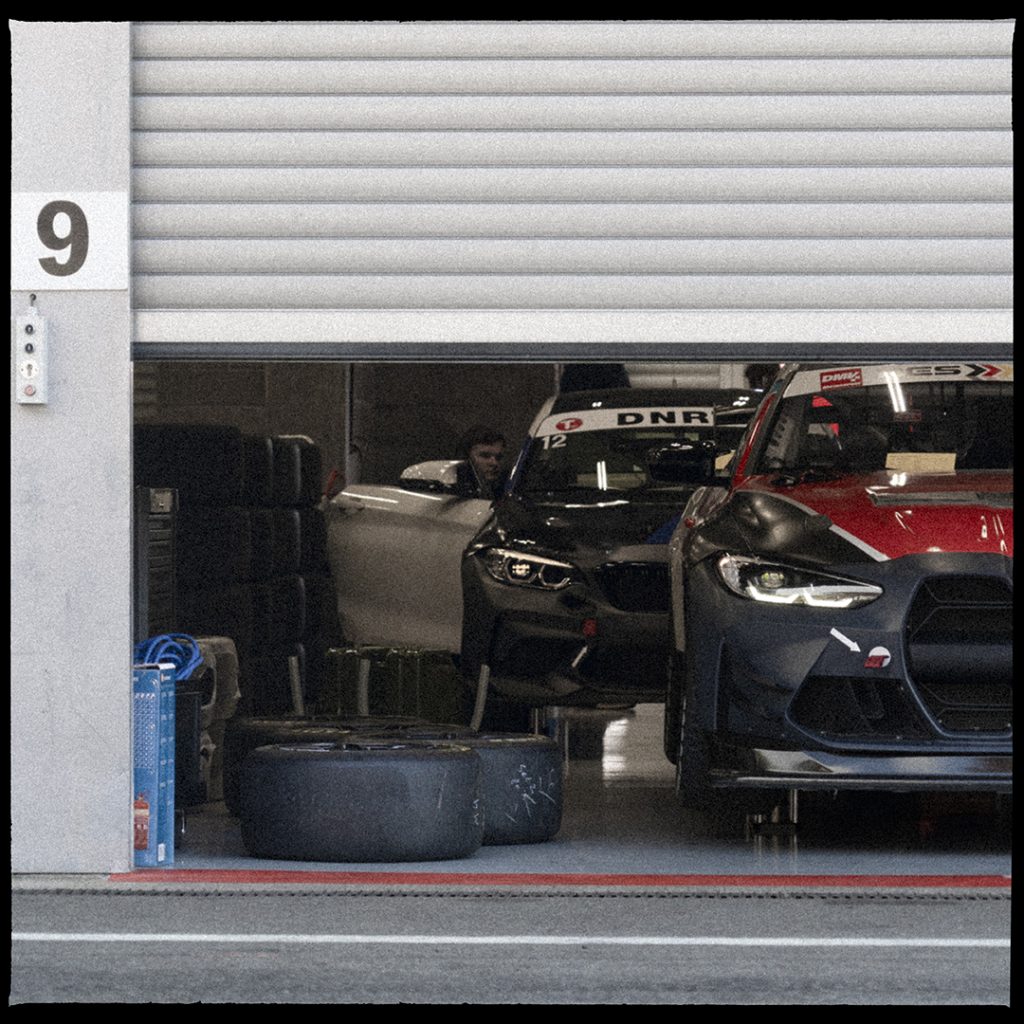 Photographie automobile en argentique sur le circuit de Spa-Francorchamps. Bmw dans les stands