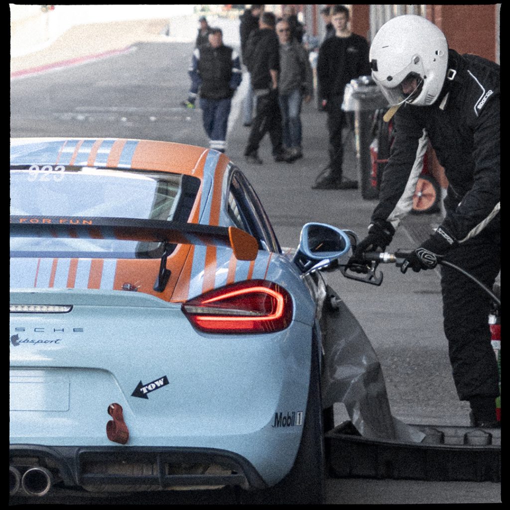 Photographie automobile en argentique sur le circuit de Spa-Francorchamps. Porsche GT4 en course d'endurance. Ravitaillement en essence
