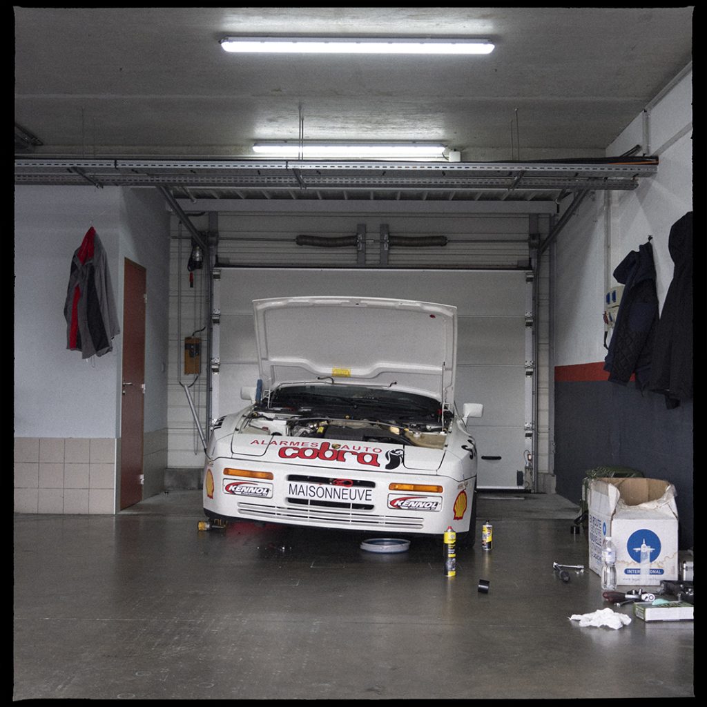 Photographie automobile en argentique sur le circuit du val de vienne. Hvm racing et superberline. Porsche