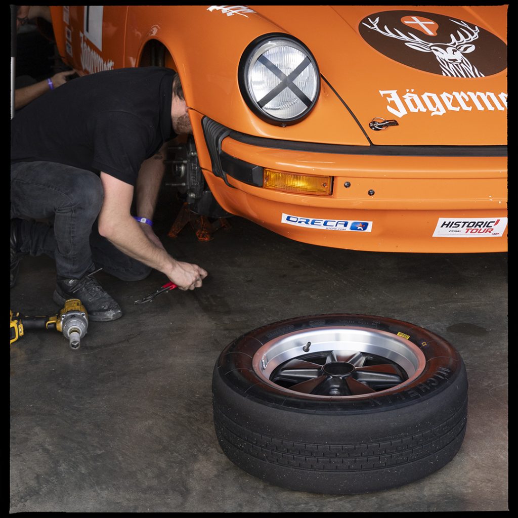 Photographie automobile en argentique sur le circuit du val de vienne. Hvm racing et superberline. Mécanicien et porsche Jager