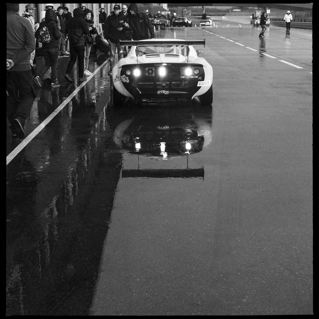 Photographie automobile en argentique sur le circuit du val de vienne. Hvm racing et superberline. Lotus