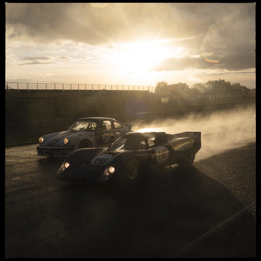 Photographie automobile en argentique sur le circuit du val de vienne. Hvm racing et superberline