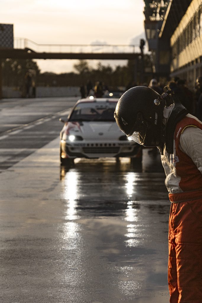 Pilote et honda civic sous la pluie circuit val de vienne