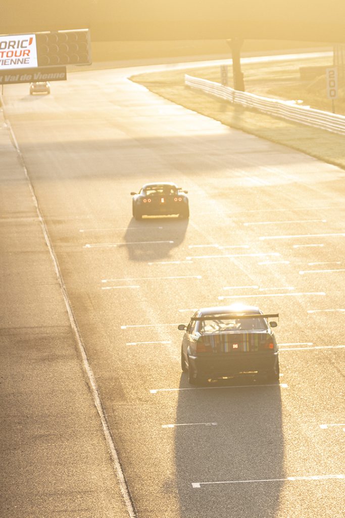 Lotus et BMW au circuit du val de vienne, golden hour