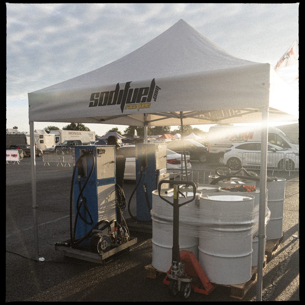 Photographie automobile en argentique sur le circuit du val de vienne. Hvm racing et superberline