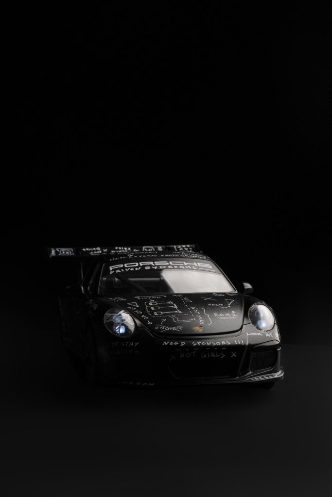 Photographie d'une miniature de porsche gt3 cup transformé et personnalisé en mini art car. Raw gasoline