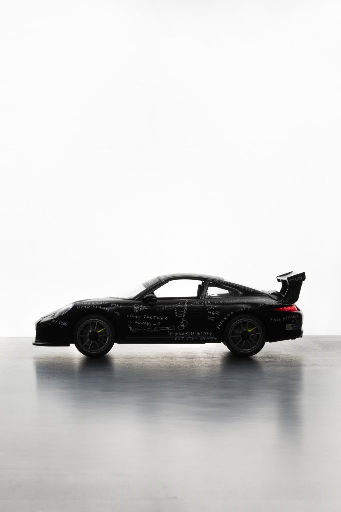 Photographie d'une miniature de porsche gt3 cup transformé et personnalisé en mini art car. Raw gasoline