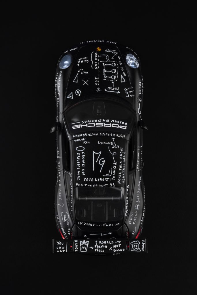 Photographie d'une miniature de porsche gt3 cup transformé et personnalisé en mini art car. Raw gasoline