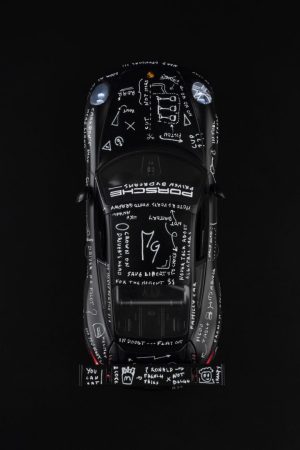 Photographie d'une miniature de porsche gt3 cup transformé et personnalisé en mini art car. Raw gasoline