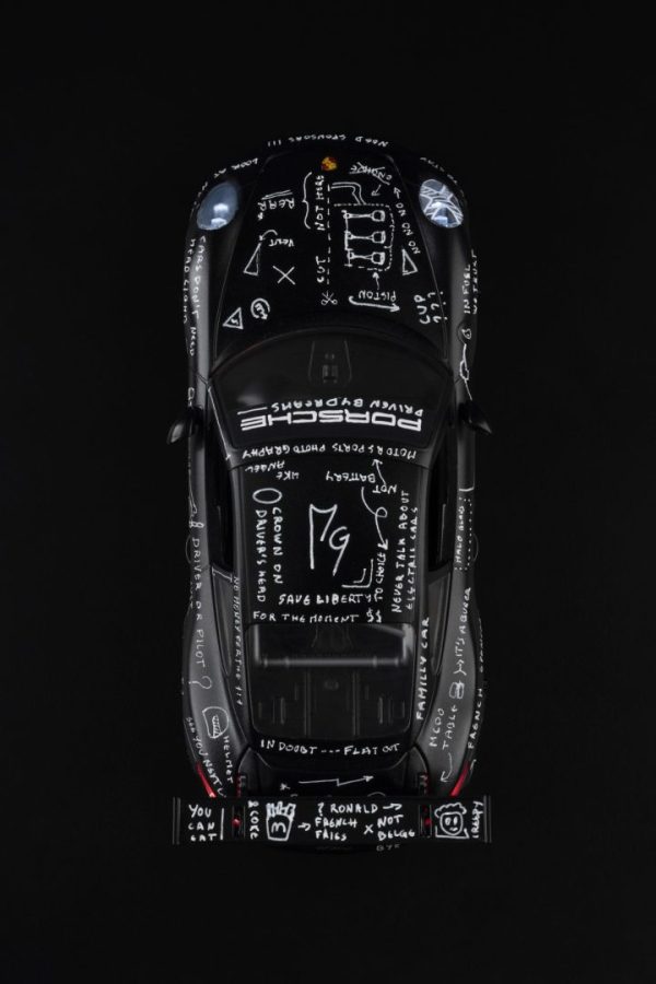 Photographie d'une miniature de porsche gt3 cup transformé et personnalisé en mini art car. Raw gasoline