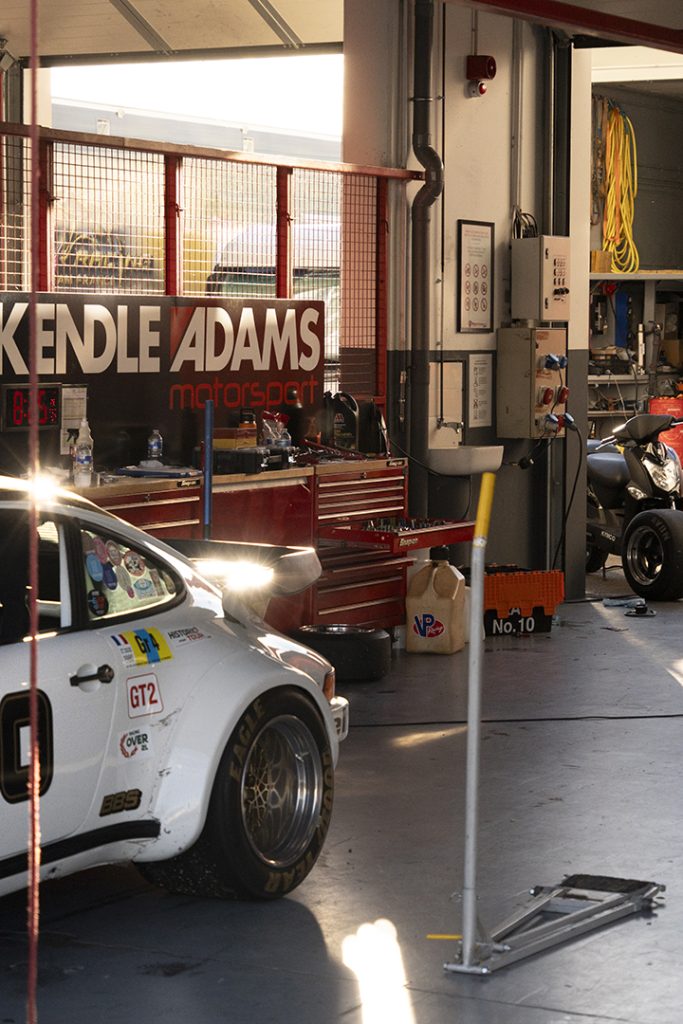 Porsche aux stand circuit de nevers Magny-cours. Hvm Racing
