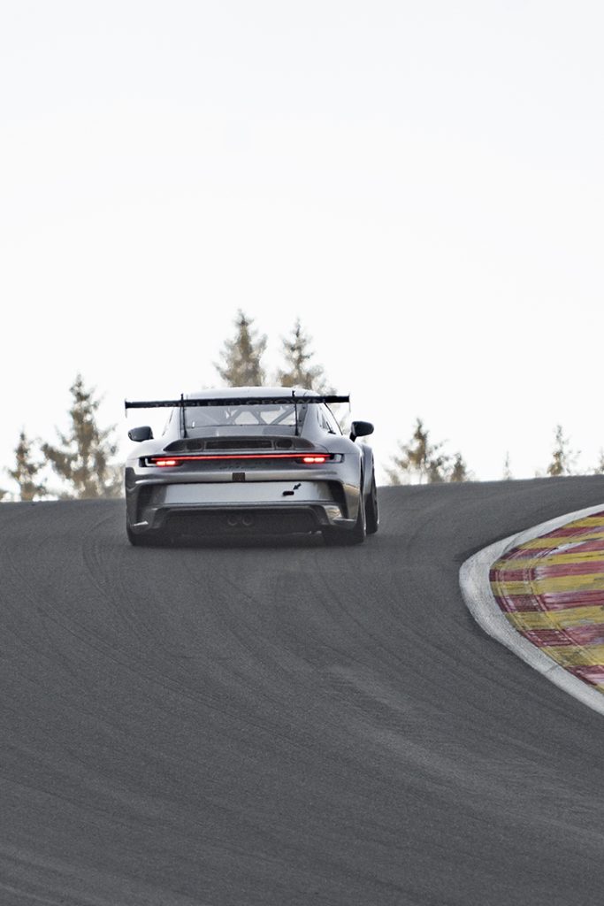 Photographie automobile sur le circuit de Spa-Francorchamp. Hvm Racing / superberline. porsche au dessus du raidillon