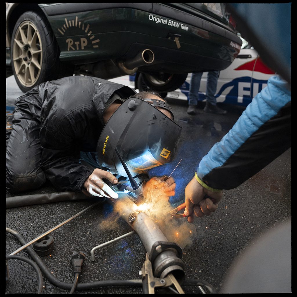 Photographie automobile en argentique sur le circuit du val de vienne.Soudure d'un échappement de M3 E36. Hvm racing et superberline