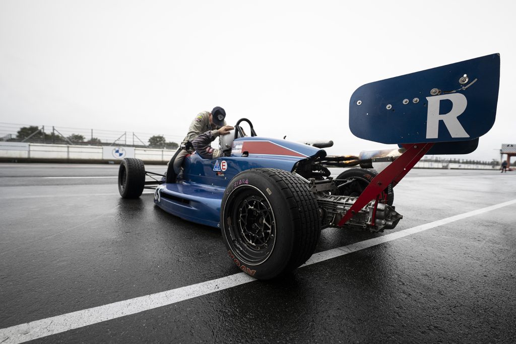 Photographie de monoplace de l'historic tour de hvm racing sur le circuit du val de vienne
