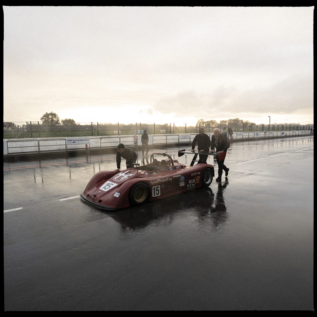Photographie automobile en argentique sur le circuit du val de vienne. Hvm racing et superberline