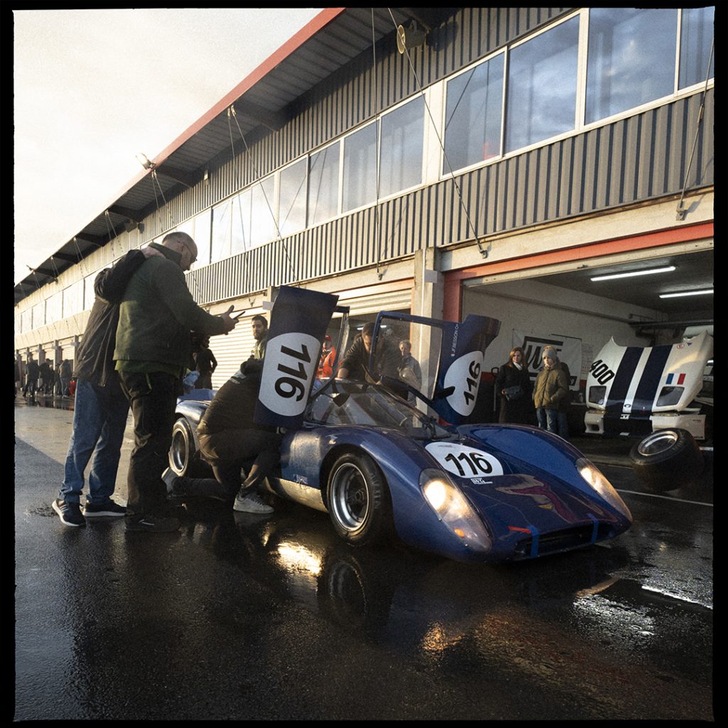 Photographie automobile en argentique sur le circuit du val de vienne. Hvm racing et superberline