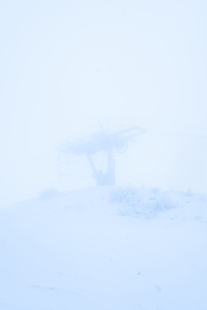 Photographie de la série Foggy mountain. station de ski de la bresse dans les Vosges. Projet photographique d'artiste auteur