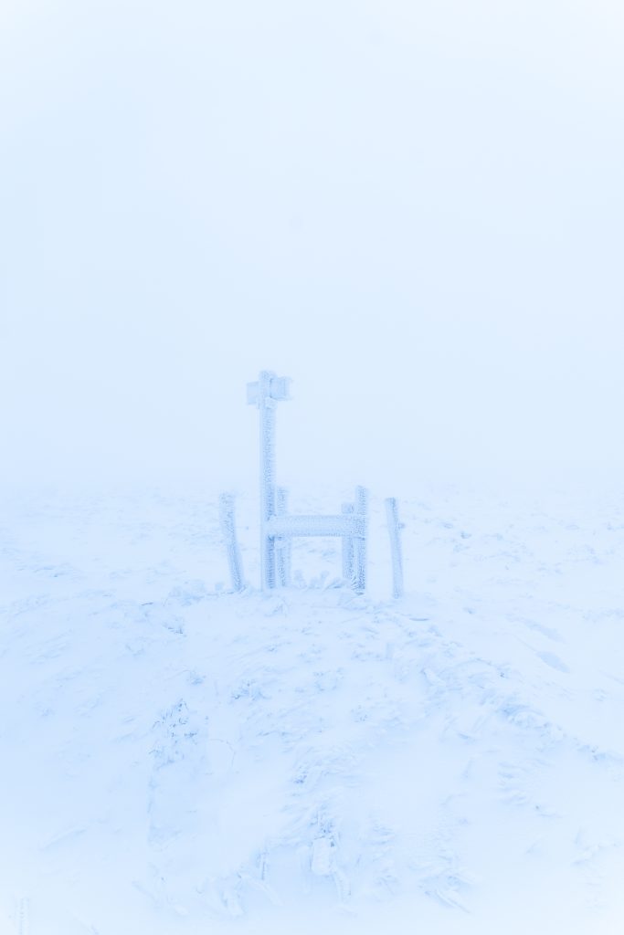Photographie de la série Foggy mountain. station de ski de la bresse dans les Vosges. Projet photographique d'artiste auteur