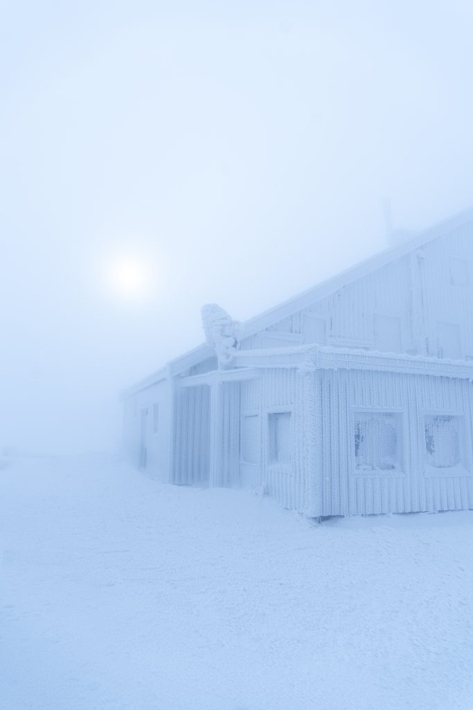 Photographie de la série Foggy mountain. station de ski de la bresse dans les Vosges. Projet photographique d'artiste auteur