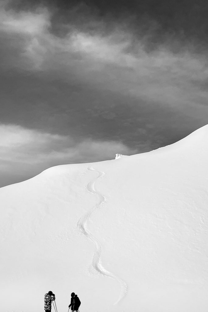 Photographies de traces d'un skieur dans la neige