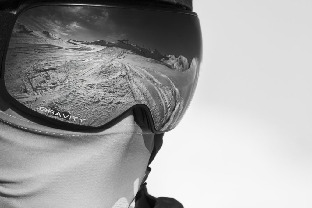Portrait d'un skieur avec le reflet des montagnes dans le masque