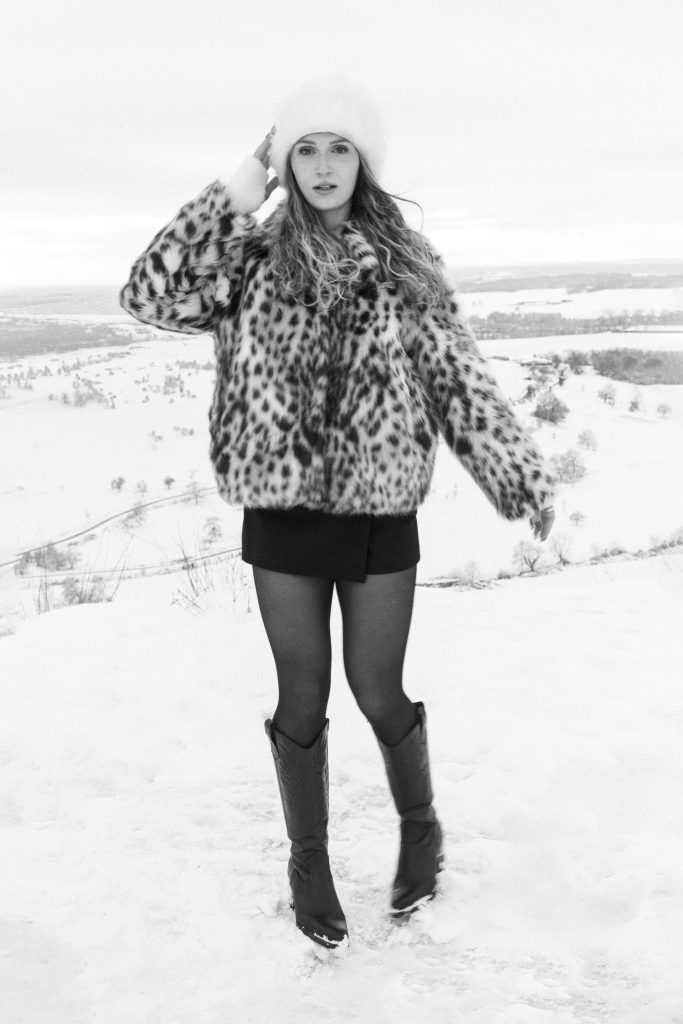 Portrait photographie de mode d'une jeune femme dans la neige avec un manteau en fourrure