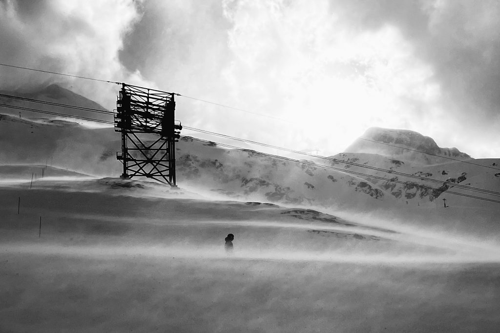 Photographie de ski Noir et Blanche prise aux deux alpes durant une tempête de neige ensoleillée
