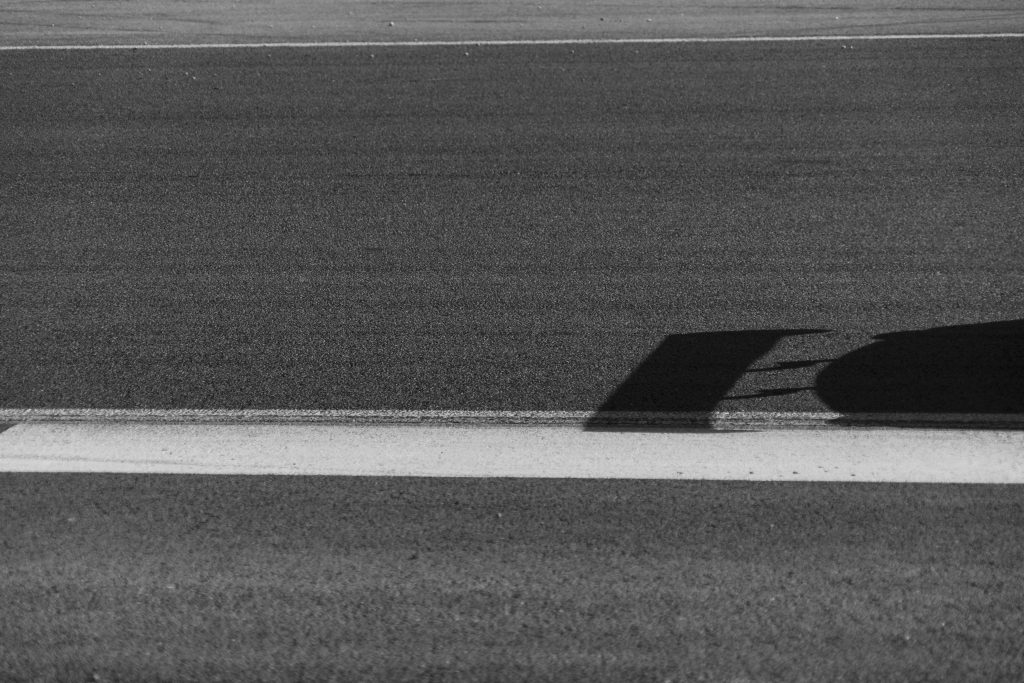Ombre de l'aileron d'une ferrari sur circuit