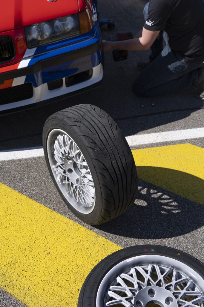Plat sur le pneu de PA. je de couleur et formes