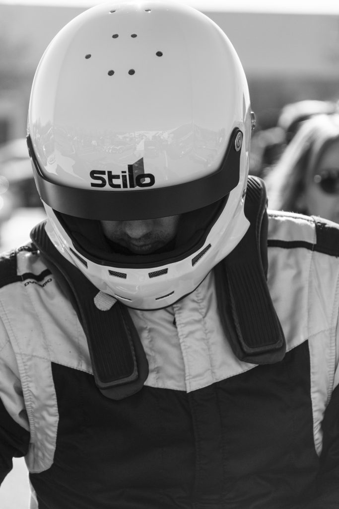Pilote entrant dans sa voiture. photographie en noir et blanc