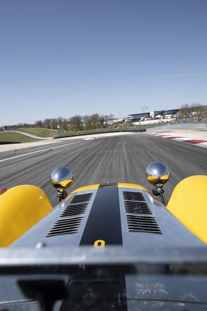 Photographie depuis la voiture sur le circuit de dijon prenois dans une Caterham