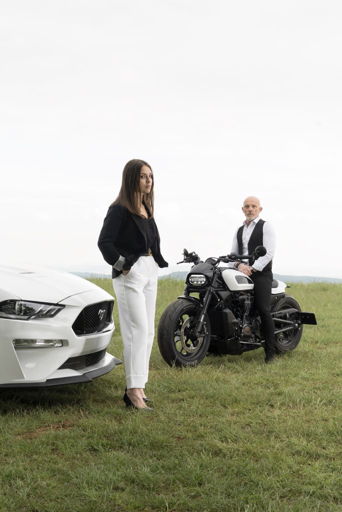 Portraits type mode avec une Harley Davidson et une mustang.