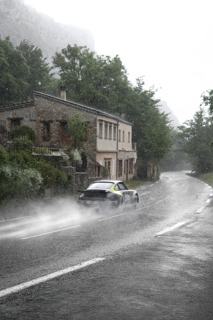 Porsche de Romain Dumas au Rallye d'Antibes dans une spéciale sous la pluie