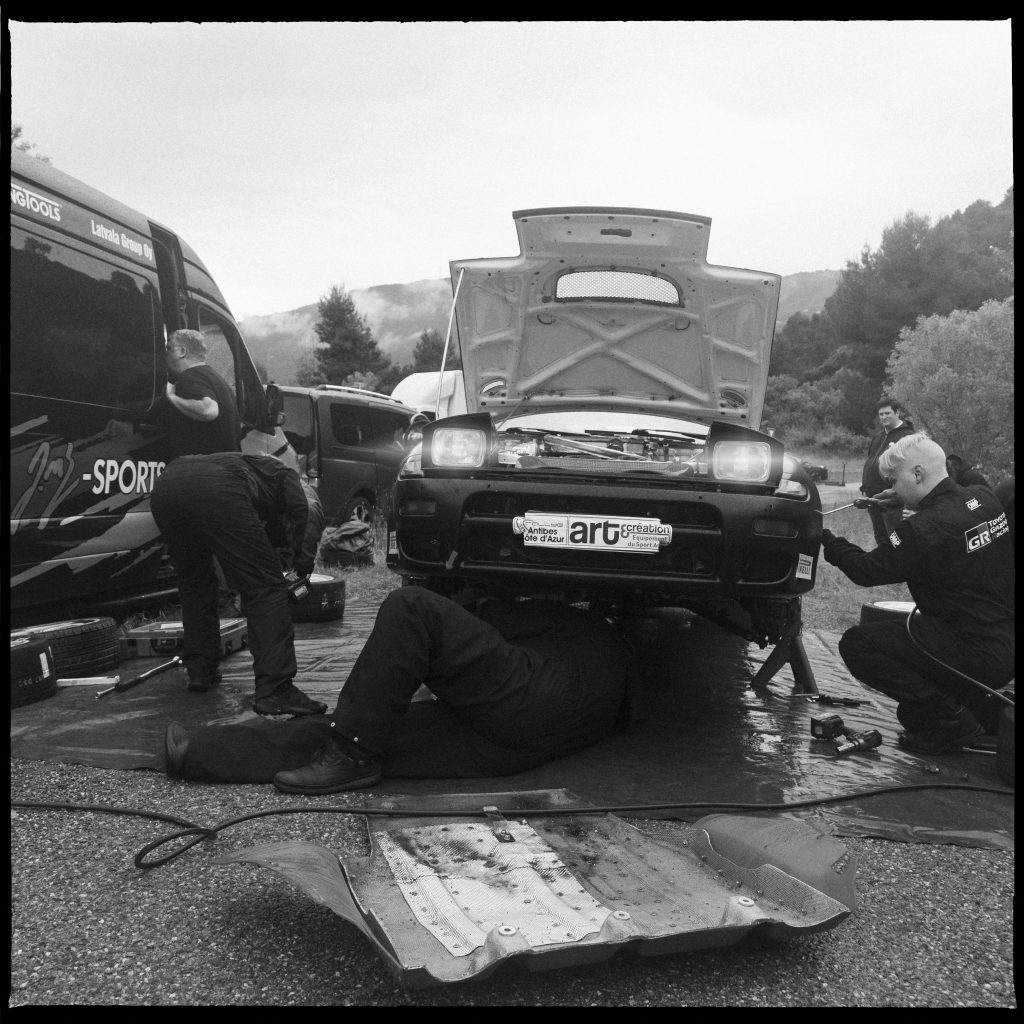 Toyota de Jari-Mati Latvala à l'assistance du rallye