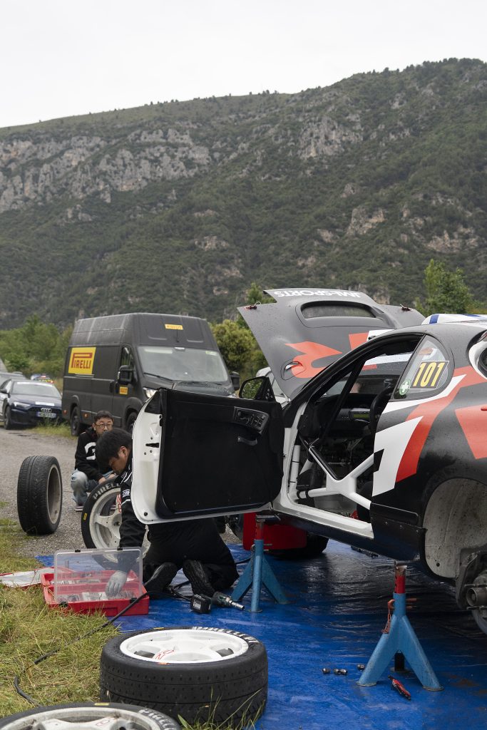 Toyota de Jari-Mati Latvala à l'assistance du rallye